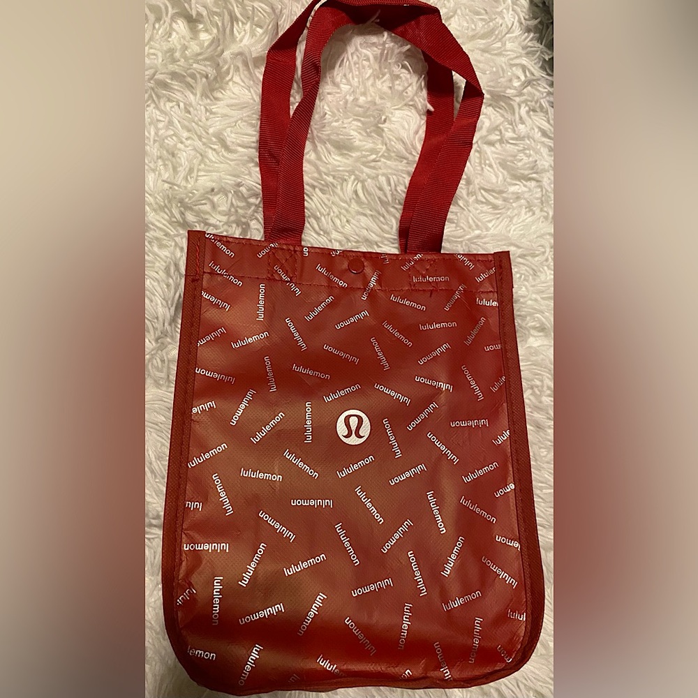 Lululemon Tote snap closure